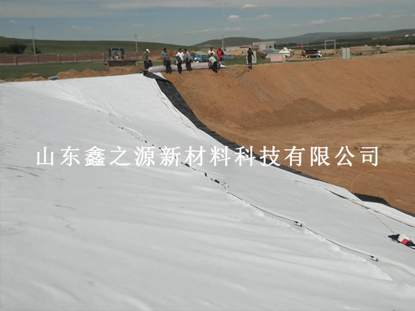 白色長絲土工布施工固定方式方法：規(guī)范固定筑牢工程防護根基