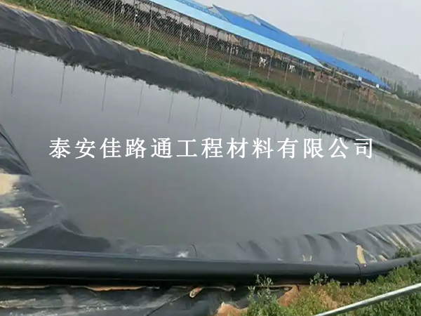 鋪設(shè)藕池養(yǎng)殖防滲膜，這些核心作用不可忽視