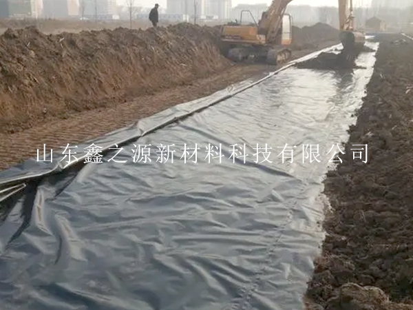 魚塘防滲膜鋪設(shè)新策略：簡約高效，質(zhì)量為先