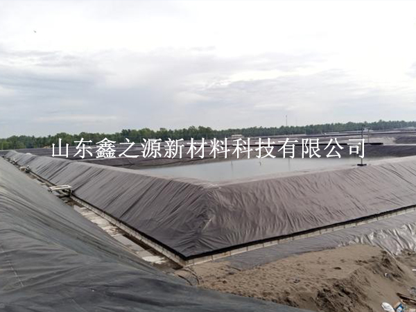大風(fēng)天氣下鋪設(shè)沼氣池黑膜的技巧：安全高效，創(chuàng)新應(yīng)對