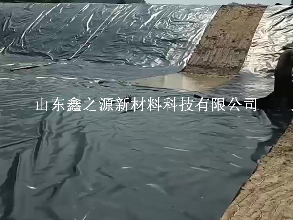 魚塘防滲膜覆土沒做對，膜材白鋪了